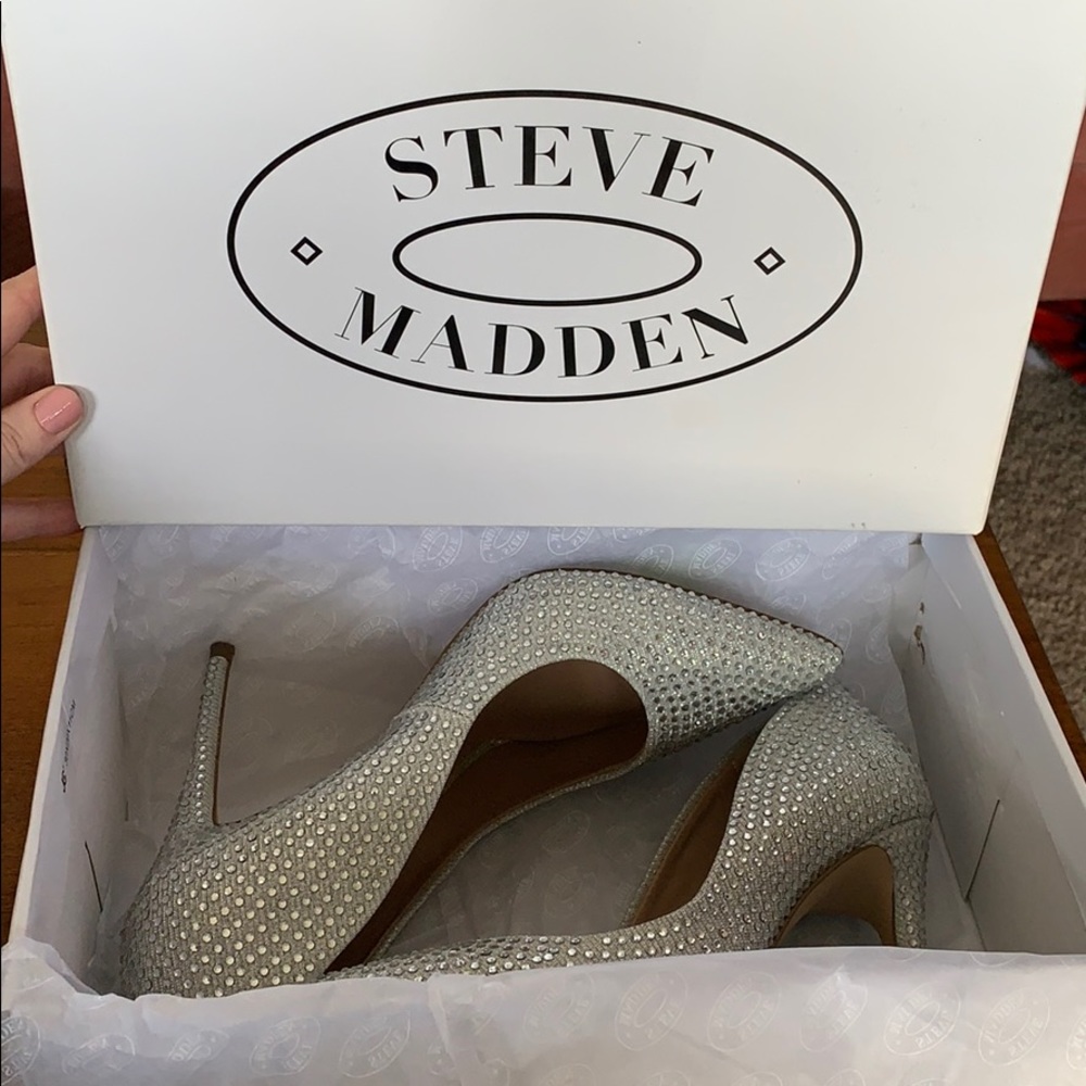 STEVE MADDEN daisie silver pumps with box